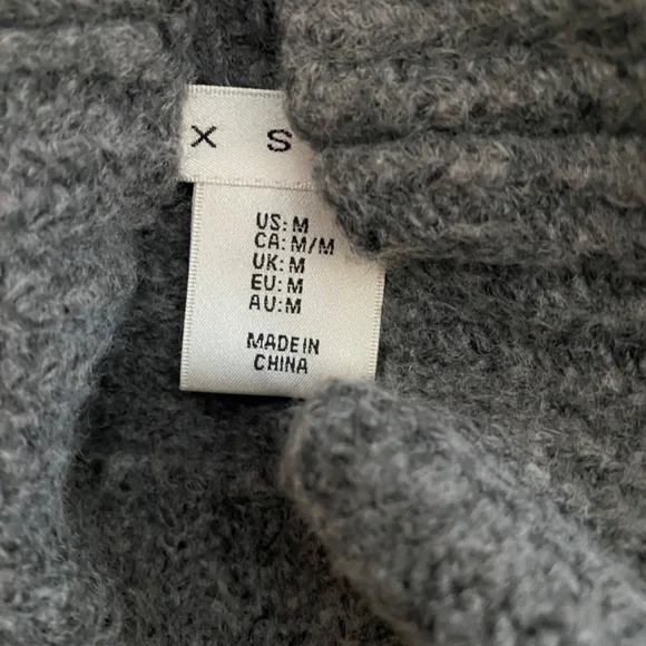 Max Studio size M pullover - Picture 6 of 6